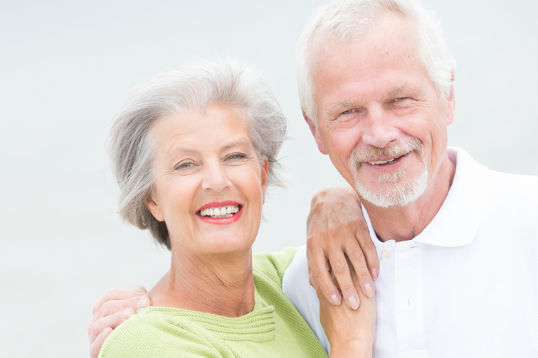 Les gestes simples qui rassurent un senior désorienté