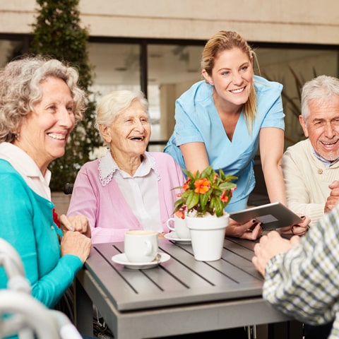 Comment accompagner un senior qui refuse toute adaptation du domicile