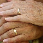 Personne âgée discutant avec sa fille lors d’une visite dans un EMS, illustrant l’implication familiale dans le choix du lieu de vie.