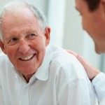 Conseils pour mieux accompagner un parent Alzheimer en Suisse