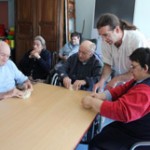 Visite dans un établissement médico-social à Genève, échangeant avec une soignante dans un cadre propre et sécurisé.